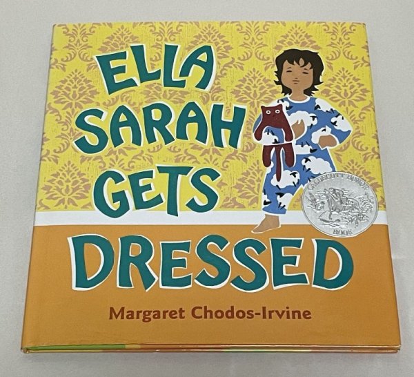 画像1: Ella Sarah Gets Dressed エラ・サラのお着替え◇幼い子どもたちを優しく自立へと導いてくれる元気いっぱいのお話 (1)