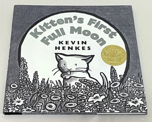 画像1: Kitten's First Full Moon Board Book（まんまるおつきさまをおいかけて） (1)