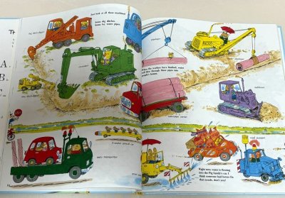 画像1: Richard Scarry's Biggest, Busiest Storybook Ever◇ リチャード・スキャリーが書いた絵本3冊が収録されている大型本