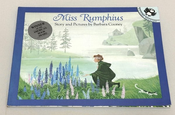 画像1: Miss Rumphius◇ルピナスさんー小さなおばあさんのお話の英語版絵本 (1)