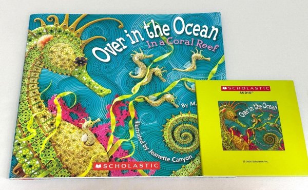 画像1: Over in the Ocean（CD付き）◇海の動物について書かれたこの本で、学ぶことが楽しくなる絵本 (1)