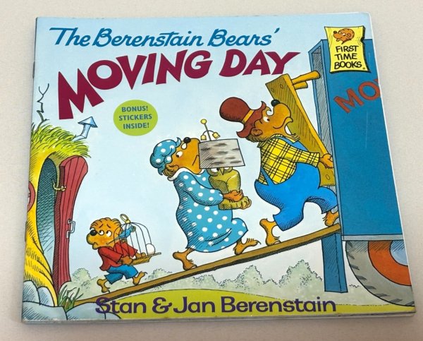 画像1: The Berenstain Bears' Moving Day  ステッカー付◇バーンスタインベアーズシリーズの絵本 初めての引っ越しに備えるのに最適なお話 (1)