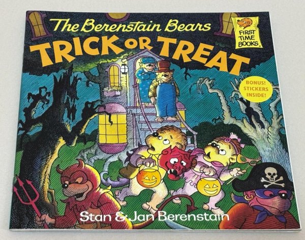 画像1: The Berenstain Bears Trick or Treat  ステッカー付◇バーンスタインベアーズシリーズの絵本 ハロウィーンを祝うのにぴったりで、子供たちに善と悪の違いを教えてくれるお話 (1)