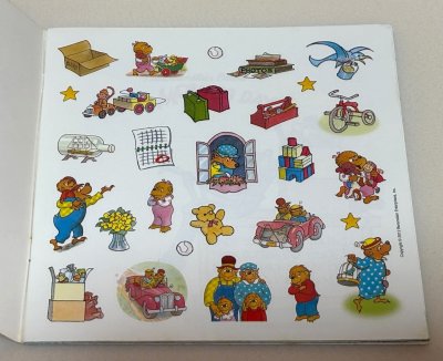 画像1: The Berenstain Bears' Moving Day  ステッカー付◇バーンスタインベアーズシリーズの絵本 初めての引っ越しに備えるのに最適なお話