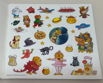 画像1: The Berenstain Bears Trick or Treat  ステッカー付◇バーンスタインベアーズシリーズの絵本 ハロウィーンを祝うのにぴったりで、子供たちに善と悪の違いを教えてくれるお話