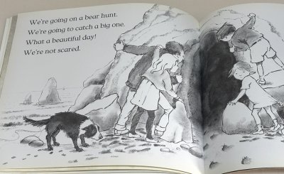 画像2: We're Going on a Bear Hunt◇きょうはみんなでクマがりだの英語版