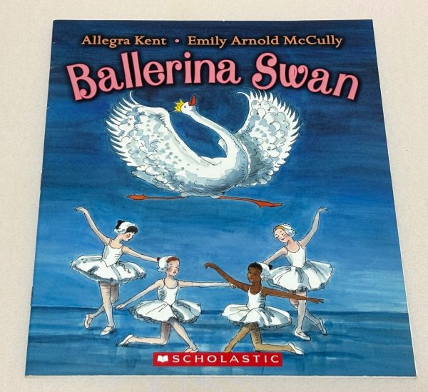 画像1: Ballerina Swan◇ニューヨークで最も有名なバレリーナ「アレグラ・ケント」さんの絵本 (1)