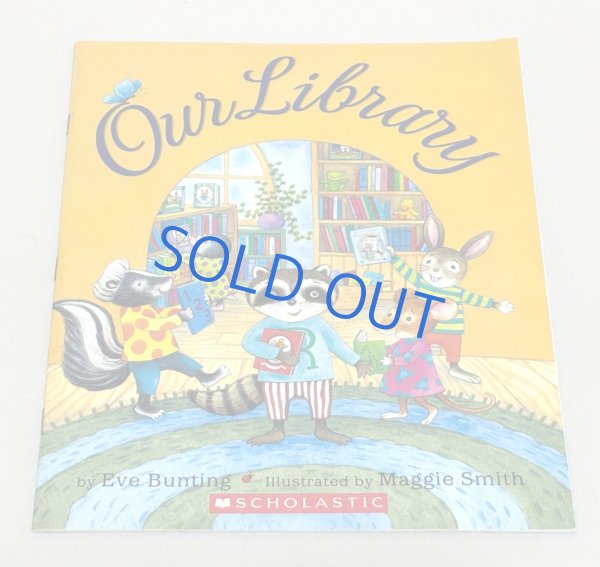 画像1: Our Library◇図書館が永久に閉館することを知るとアライグマとその仲間たちは行動を起こします (1)
