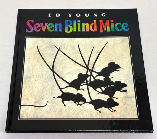 画像1: Seven Blind Mice(七ひきのめくらのねずみ）◇七匹の色とりどりの盲目のねずみたちが、謎の「何か」に出会い、それぞれの視点で正体を探っていくお話 (1)