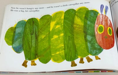 画像2: The Very Hungry Caterpillar（はらぺこあおむし）◇ラフルなコラージュとユーモラスなストーリーで、幼児から大人まで幅広い世代に親しまれている絵本