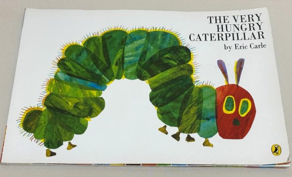 画像1: The Very Hungry Caterpillar（はらぺこあおむし）◇ラフルなコラージュとユーモラスなストーリーで、幼児から大人まで幅広い世代に親しまれている絵本 (1)