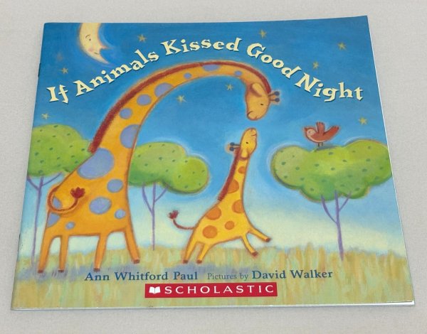 画像1: If Animals Kissed Good Night◇動物たちがどのようにおやすみのキスを交わすのかを想像しながら描かれた、心温まる英語絵本 (1)