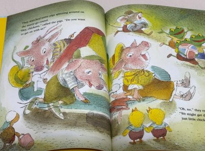 画像1: Chicken Chickens◇母親のニワトリが2羽のヒナを初めて遊び場に連れて行く物語
