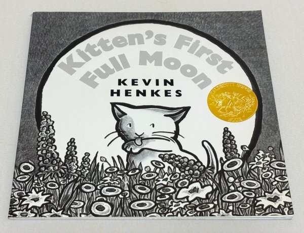 画像1: Kitten's First Full Moon Board Book まんまるおつきさまをおいかけて◇初めて満月を見た子猫が、それを空のミルクのボウルと勘違いして追いかける愛らしい物語 (1)