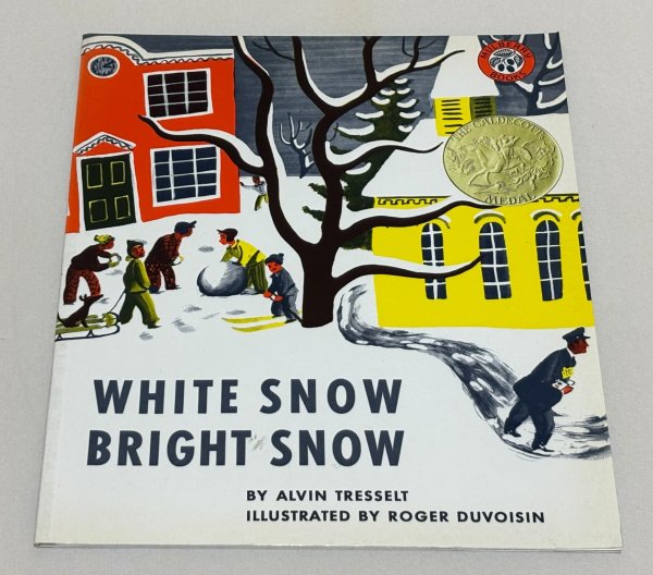 画像1: White Snow Bright Snow◇冬の訪れと雪のある日常の風景を、詩的で静かな文体と温かみのあるイラストで描いた作品 (1)