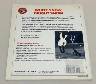 画像3: White Snow Bright Snow◇冬の訪れと雪のある日常の風景を、詩的で静かな文体と温かみのあるイラストで描いた作品