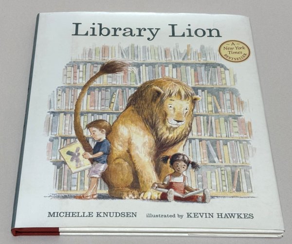 画像1: Library Lion としょかんライオン◇図書館に突然現れたライオンと、図書館員や訪れる人々との心温まる交流を描いた絵本 (1)