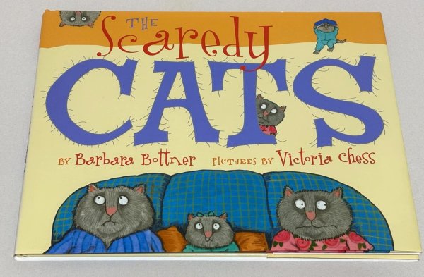 画像1: The Scaredy Cats◇何事にも恐怖心を抱いて行動できないママとパパ・スケアディキャット、そして勇気あるベビー・スケアディキャットの家族を描いたユーモラスな絵本 (1)