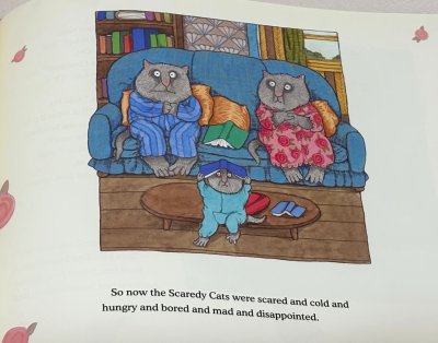 画像2: The Scaredy Cats◇何事にも恐怖心を抱いて行動できないママとパパ・スケアディキャット、そして勇気あるベビー・スケアディキャットの家族を描いたユーモラスな絵本