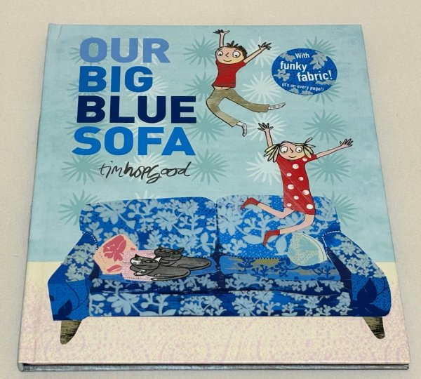 画像1: Our Big Blue Sofa◇兄妹のジェシーとトムが、家の大きな青いソファを舞台に、毎日さまざまな冒険を繰り広げる物語 (1)