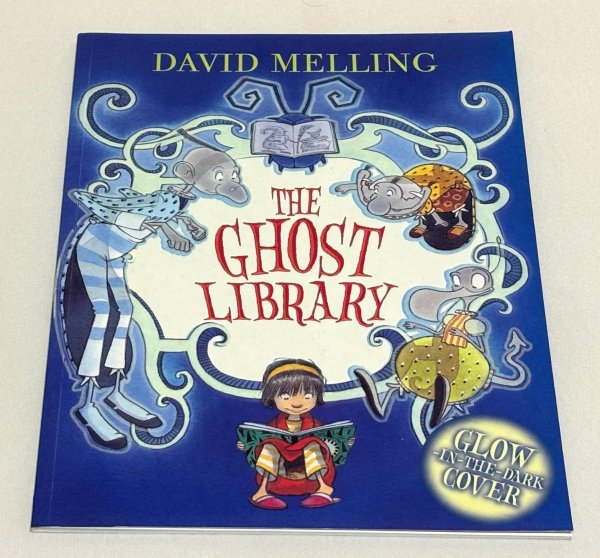 画像1: The Ghost Library◇読書の楽しさと物語を共有する喜びを描いた、心温まる絵本 (1)