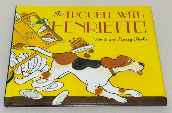 画像1: The Trouble with Henriette◇主人公ヘンリエットが日常の中でさまざまなトラブルに直面しながらも、それを乗り越えていく姿を描いた心温まる絵本 (1)