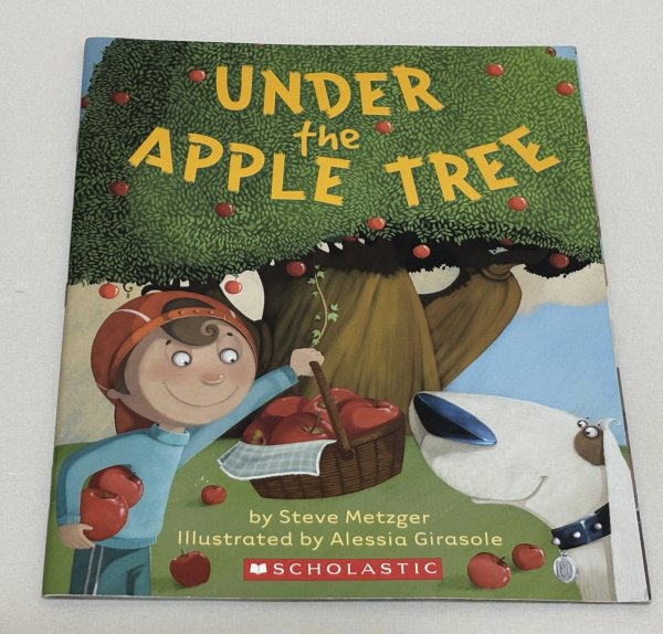 画像1: Under the Apple Tree◇秋のある日、庭にある一本のりんごの木の下で繰り広げられる、小さな発見と冒険の物語 (1)