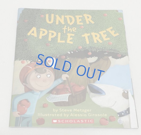 画像1: Under the Apple Tree◇秋のある日、庭にある一本のりんごの木の下で繰り広げられる、小さな発見と冒険の物語 (1)