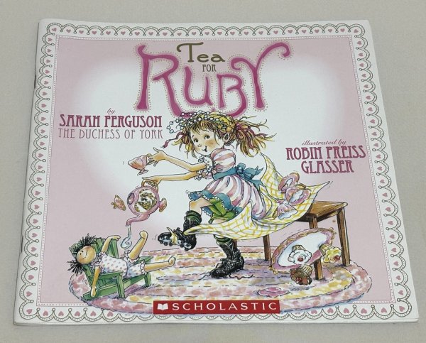画像1: Tea for Ruby◇おてんばな女の子ルビーが「女王様のお茶会に招かれた！」と大騒ぎする、ユーモラスで可愛らしい英語絵 (1)