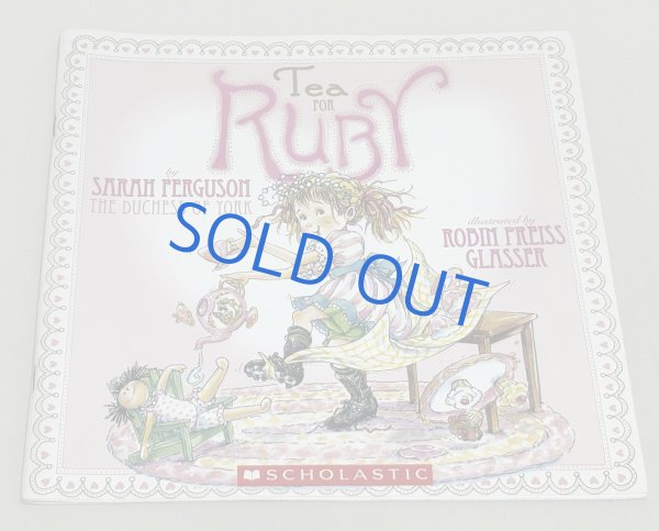 画像1: Tea for Ruby◇おてんばな女の子ルビーが「女王様のお茶会に招かれた！」と大騒ぎする、ユーモラスで可愛らしい英語絵 (1)