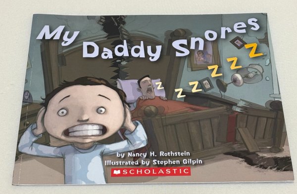 画像1: My Daddy Snores◇パパの大きないびきをめぐる、家族の“あるある”をコミカルに描いた英語絵本 (1)