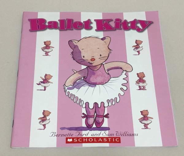画像1: Ballet Kitty◇バレエが大好きな子猫キティを主人公にした、かわいくて心あたたまる英語絵本 (1)