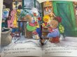 画像2: Stormy Weather? Stick Together◇雨や雷が鳴る「ストーミーデー」をテーマにしたやさしい英語絵本 (2)