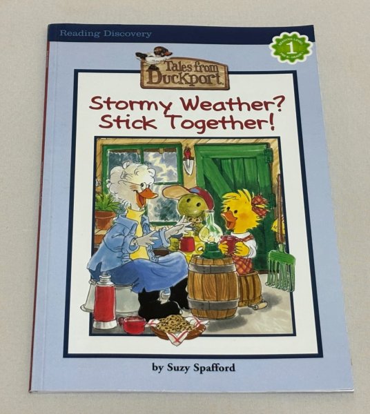 画像1: Stormy Weather? Stick Together◇雨や雷が鳴る「ストーミーデー」をテーマにしたやさしい英語絵本 (1)