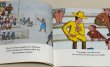 画像2: Curious George Plays Baseball◇好奇心旺盛なジョージがおこす野球場でのハプニングを描いた、楽しい学びのお話 (2)