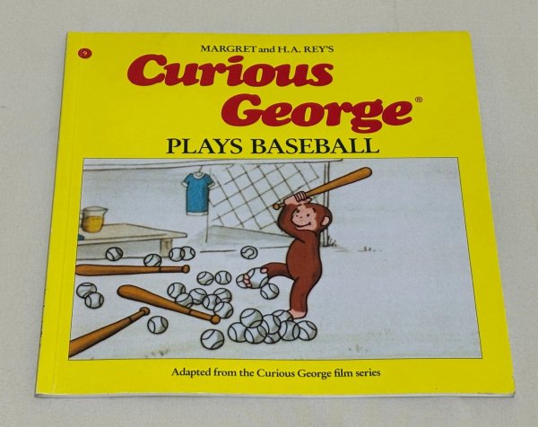 画像1: Curious George Plays Baseball◇好奇心旺盛なジョージがおこす野球場でのハプニングを描いた、楽しい学びのお話 (1)