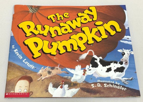 画像1: The Runaway Pumpkin◇坂道を転げ落ちる巨大なカボチャが大騒動を巻き起こす、愉快でリズミカルなお話 (1)