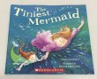 画像1: The Tiniest Mermaid◇雨の夜、リリーが小さく傷ついた人魚を助けて、二人の友情が海の魔法へと広がるお話 (1)