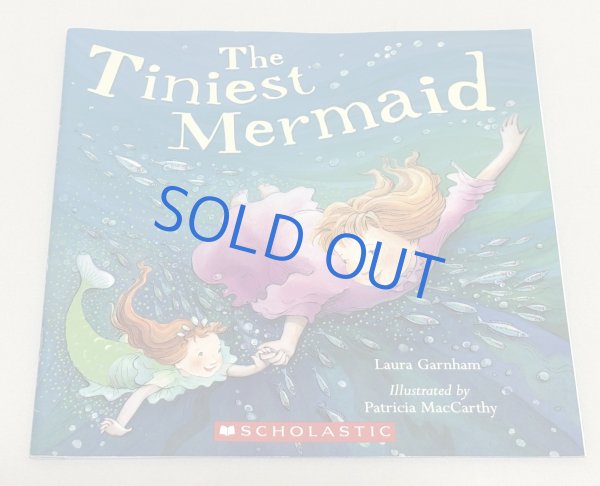 画像1: The Tiniest Mermaid◇雨の夜、リリーが小さく傷ついた人魚を助けて、二人の友情が海の魔法へと広がるお話 (1)