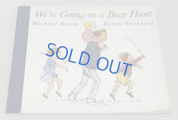 画像1: We're Going on a Bear Hunt きょうはみんなでクマがりだ◇自然の中での冒険を通じて、家族の絆や言葉の楽しさを感じられる絵本 (1)