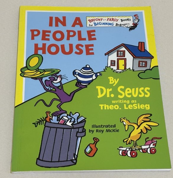 画像1: In a People House◇いたずら好きのねずみが、鳥を連れて“人間のおうち”を探検する、ユーモアあふれるリズミカルなお話 (1)