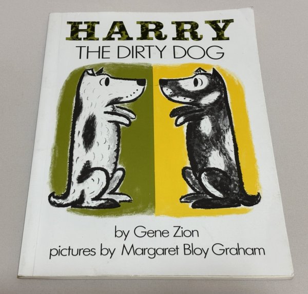 画像1: Harry the Dirty Dog どろんこハリー◇お風呂が大嫌いなハリーが、一日中外で遊んで真っ黒になり、家族にも気づかれないドタバタなお話 (1)
