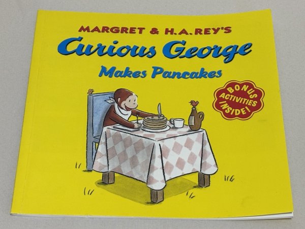 画像1: Curious George Makes Pancakes◇好奇心旺盛なジョージが、チャリティ用のパンケーキ作りに大騒ぎするユーモラスでほっこりするお話 (1)