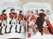 画像2: Stone Soup せかいいち おいしいスープ◇お腹を空かせた兵隊が村にやって来て、“石のスープ”という不思議な料理で、村人たちの心をひとつにする、心温まる民話のお話 (2)