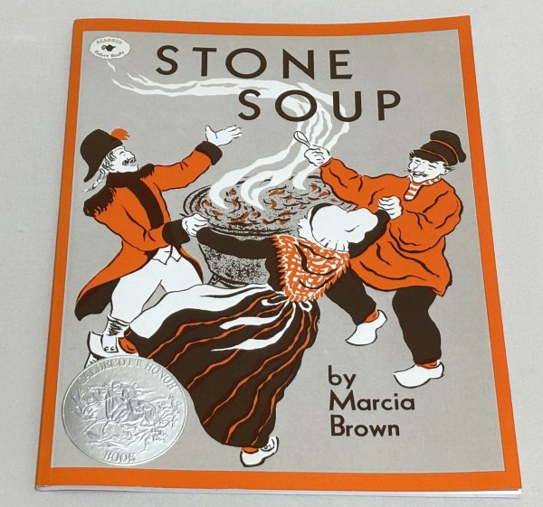 画像1: Stone Soup せかいいち おいしいスープ◇お腹を空かせた兵隊が村にやって来て、“石のスープ”という不思議な料理で、村人たちの心をひとつにする、心温まる民話のお話 (1)