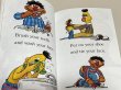 画像2: Big Bird Says...◇「Simon Says」をBig Birdがホストすると…？ユーモラスで身体も言葉も使う、飛び跳ねる楽しさが溢れ出す英語絵本 (2)