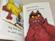 画像3: Big Bird Says...◇「Simon Says」をBig Birdがホストすると…？ユーモラスで身体も言葉も使う、飛び跳ねる楽しさが溢れ出す英語絵本 (3)