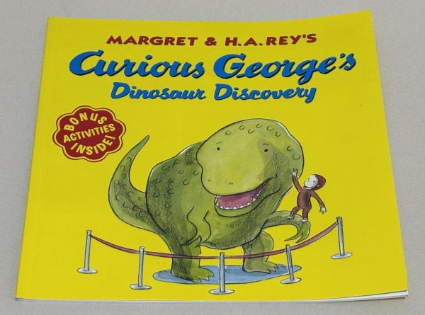 画像1: Curious George’s Dinosaur Discovery◇好奇心旺盛なジョージが恐竜発掘現場を訪れ、本物の恐竜の骨を探す、大冒険＆学びのストーリー (1)
