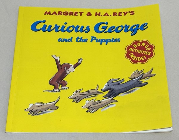 画像1: Curious George and the Puppies◇ジョージが動物シェルターでたくさんの子犬たちと楽しくふれあい、その好奇心が思わぬ騒動を巻き起こすお話 (1)