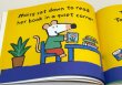 画像3: 【英語絵本】Maisy Goes to the Library（メイシー）｜図書館で読書と発見を楽しむフォニックス入門 (3)